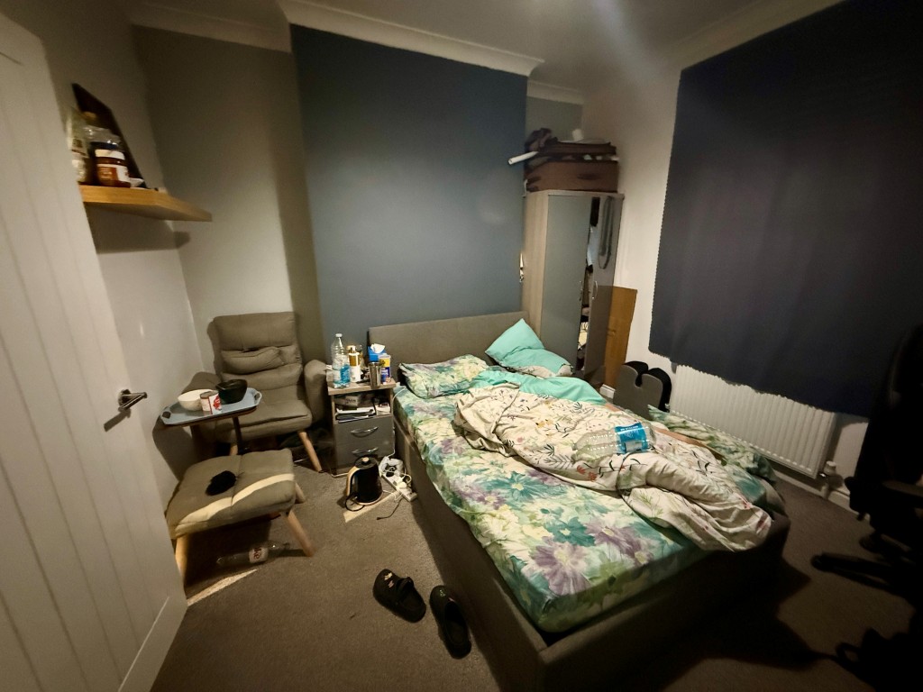 Lot: 116 - FOUR-BEDROOM HOUSE OF MULTIPLE OCCUPATION - Room two